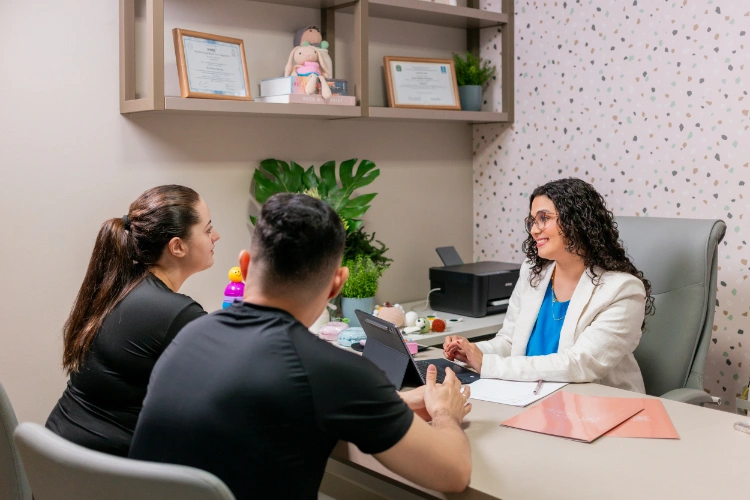 Mesa de atendimento médico pediátrico